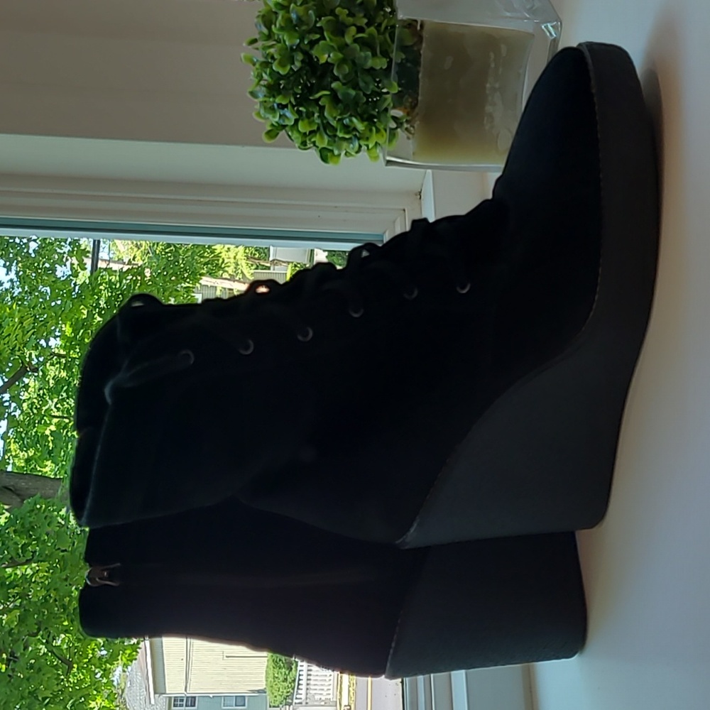 Aquatalia Women's Vianna Weatherproof Desert Wedge Bootie Size 9 Black Suede